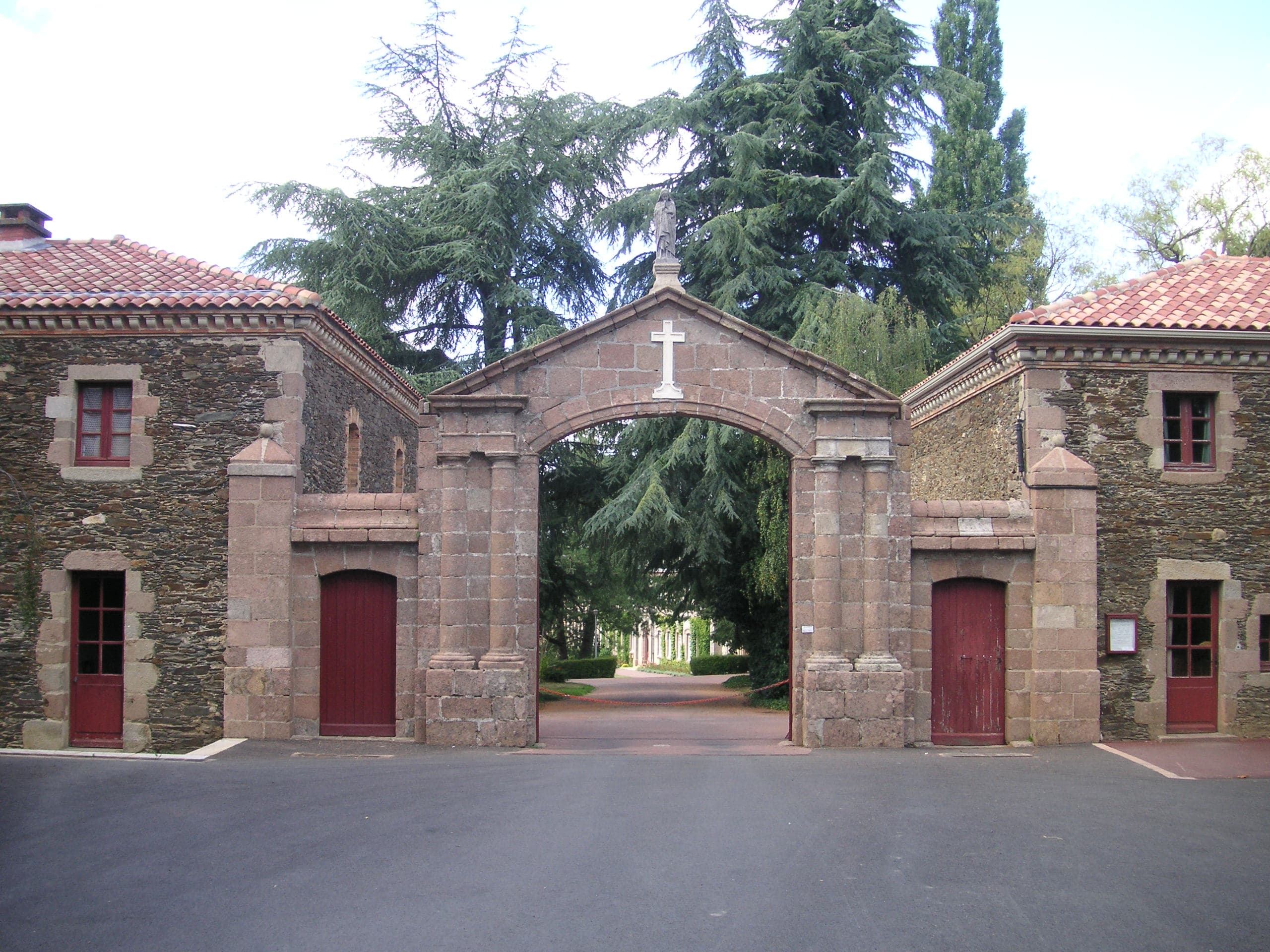 Porche de l’abbaye Notre-Dame de Bellefontaine